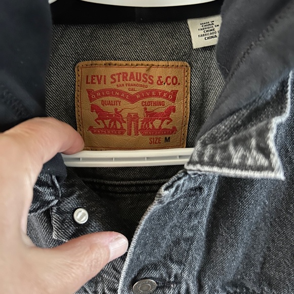 Men's Levi's Jean Jacket Faded Black Wash with Black Sweatshirt Sleeves & Hood - Picture 3 of 3